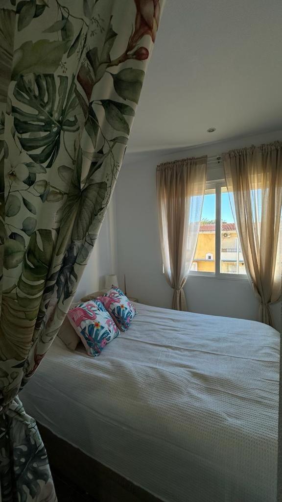 Playa De Los Naufragos Cozy Apartment With Pool Торевьиа Экстерьер фото